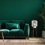 Waldgrünes Sofa Mit Dunkler Wand Kombiniert – [Schöner Wohnen] In Grüne Wand Wohnzimmer