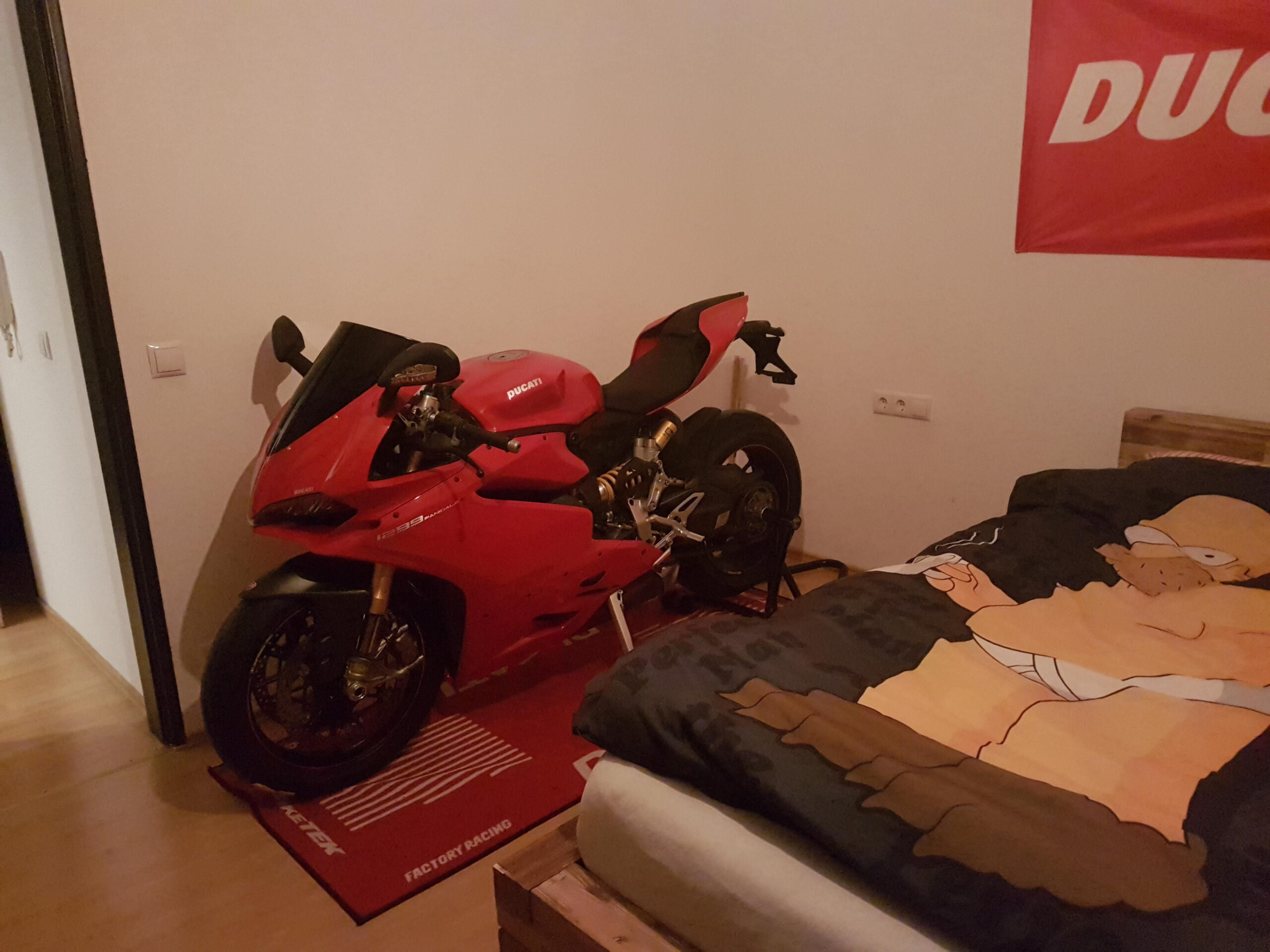 Was Muss Ich Beachten Wenn Ich Mir Mein Bike Ins Wohnzimmer within Motorrad Wohnzimmer