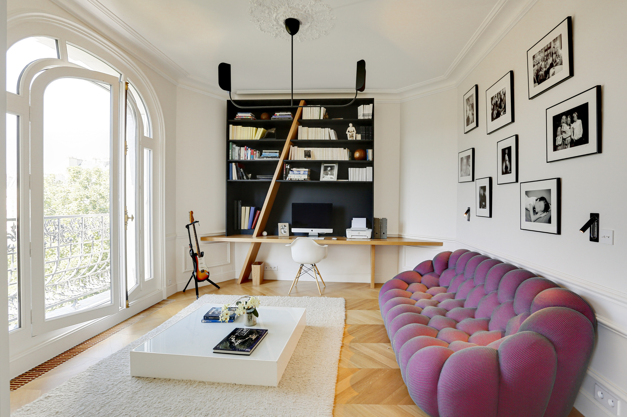 Wie Interior-Profis Das Homeoffice Ins Wohnzimmer Integrieren for Wohnzimmer Mit Schreibtisch
