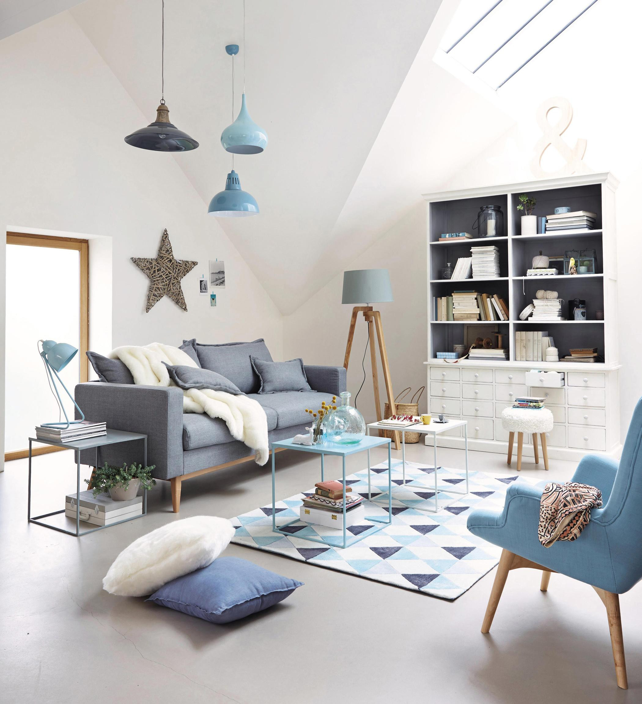 Wohnzimmer In Blau-Grau #Couchtisch #Beistelltisch # regarding Wohnzimmer Blau Grau